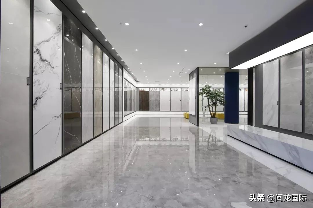 轻奢风格客厅用深色地砖效果图,现代轻奢装修风格地砖选什么颜色