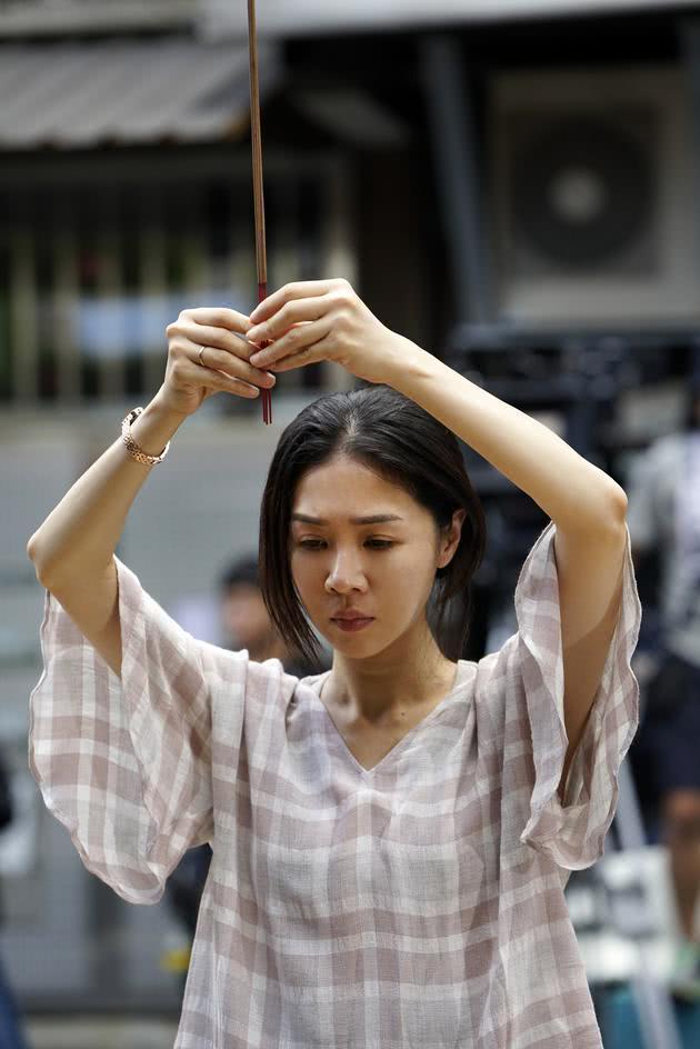 萧亚轩和男友约会,萧亚轩亲吻男友