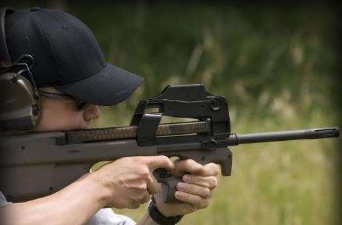 p90冲锋枪真实长相名字,p90冲锋枪真枪长什么样子