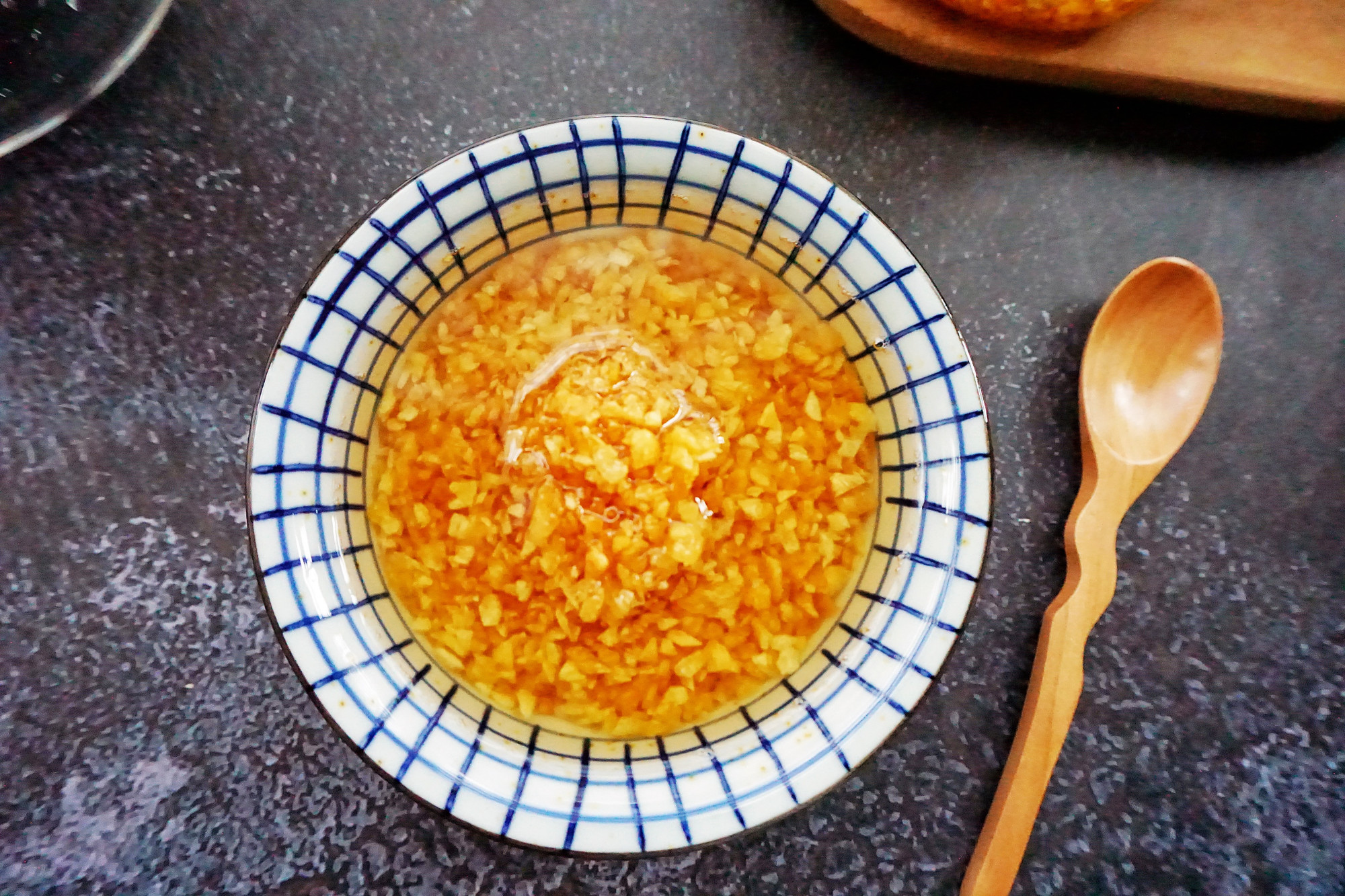 这油超香,是家里必备万能油,炒菜或煮汤加点它,鲜香味提了不少