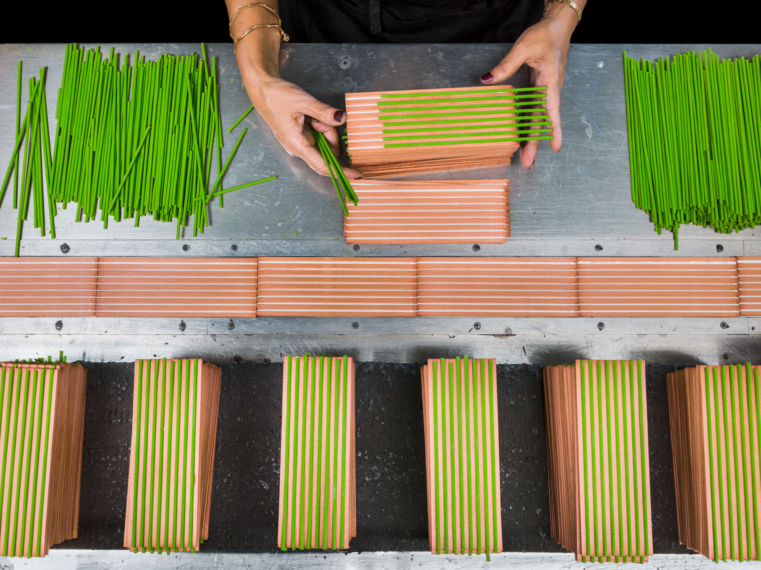 铅笔原来是这样做出来的,铅笔的制作过程是怎么样的