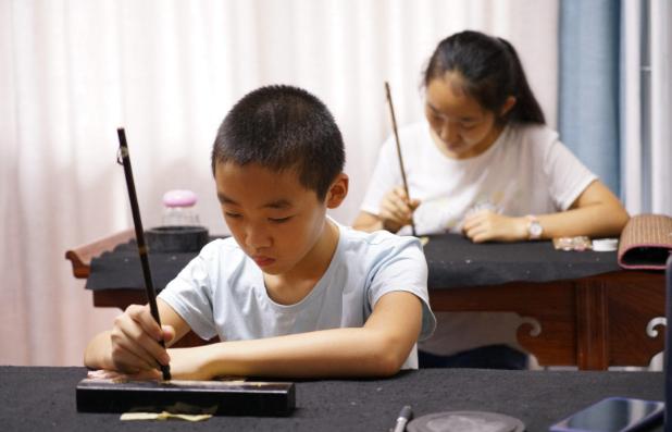 老师罚学生抄一个字100遍,老师罚孩子抄20遍课文