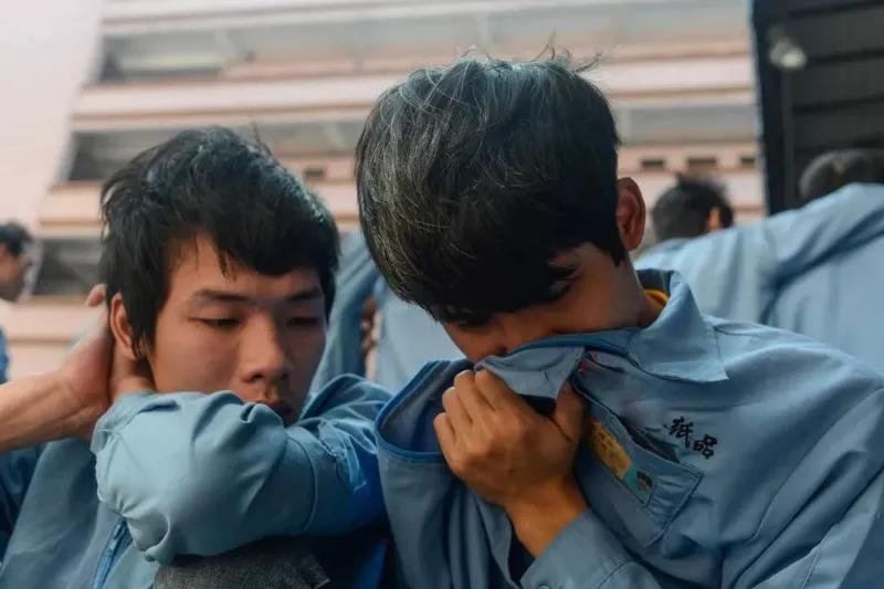 他用20年，拍下了流水线上的一代“打工人”