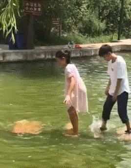 搞笑gif趣图妹子你别闹了,搞笑gif趣图妹子你这笑容太魔性了