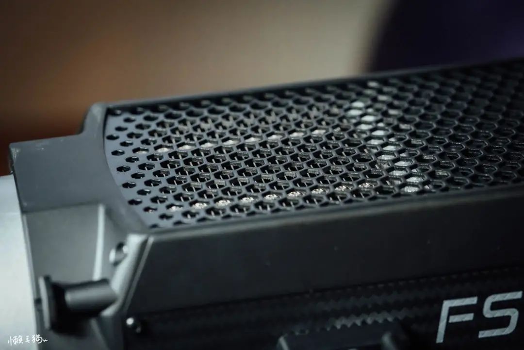 摄影灯需要灯泡吗,摄影灯与日光灯的区别