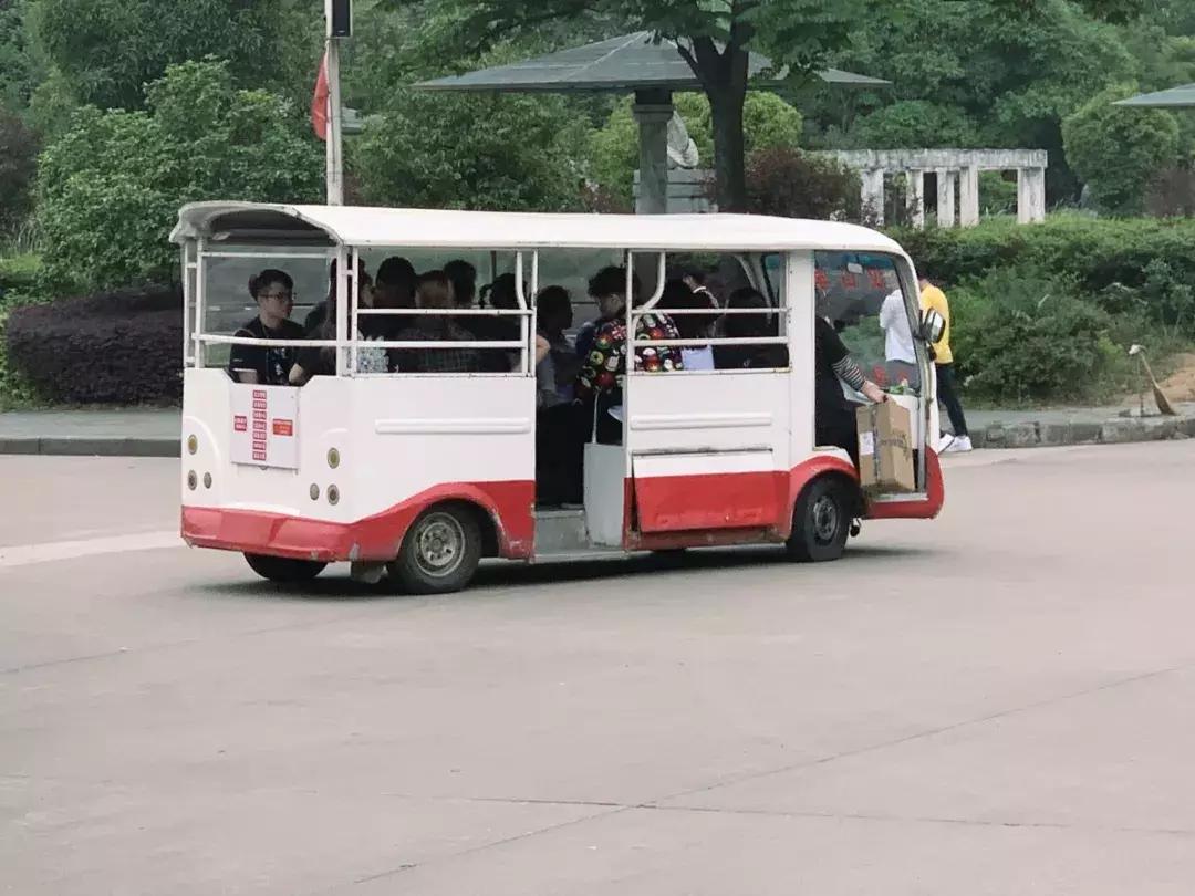 我们汉口学院的同学们是大花岭镇上“最孤独”的人