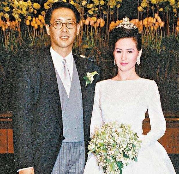 何超琼左右脸法令纹不对称吗,赌王女儿何超琼央视面对面专访