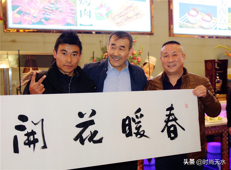 天水“轮胎哥”出发*藏西**,金龙大酒店携媒体、粉丝送上祝愿