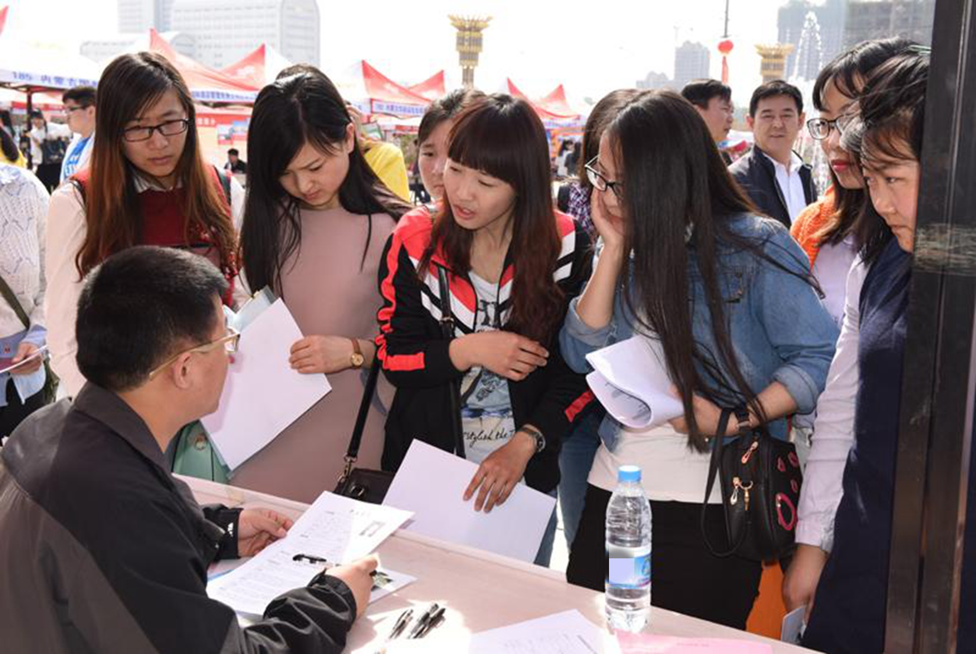 军队文职报名了一般多少人不去考,军队文职为什么报名的人很少