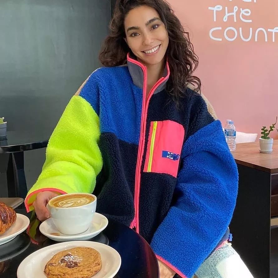 周洁琼穿砂糖匡威鞋,周洁琼鞋