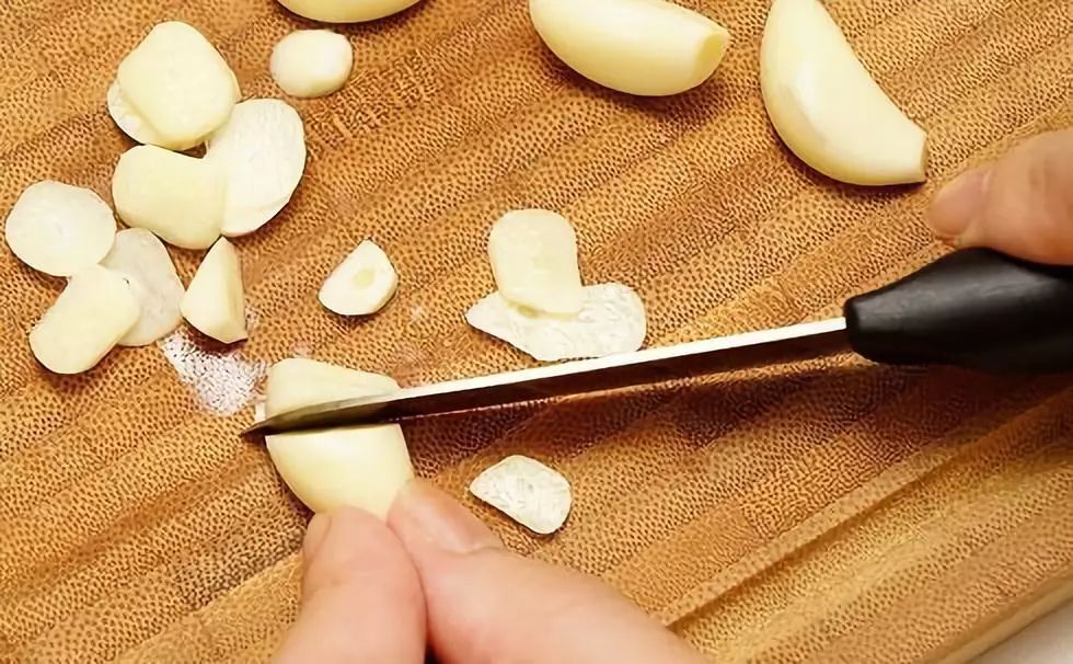 1个洋葱丢盆里,花朵砰砰开,一下能变2个头,省钱了!