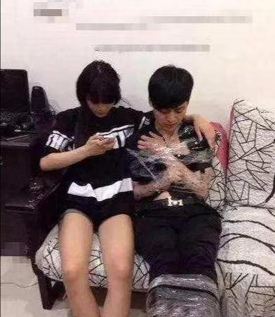 “兄弟睡觉压得胳膊都变色了，要不要叫醒他？”醒来一定很酸爽