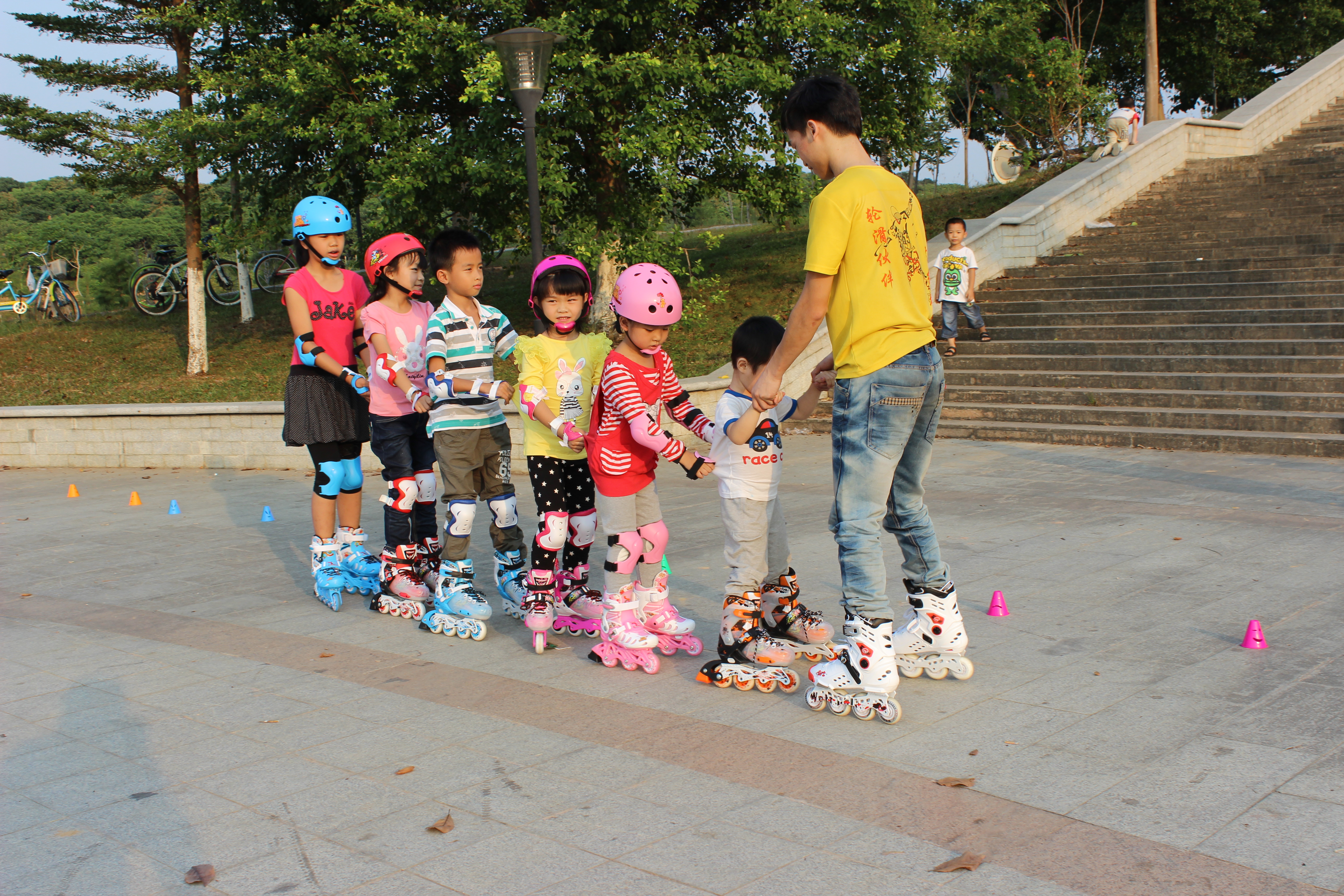 学轮滑一定要在培训班买鞋吗,轮滑基础班都学哪些