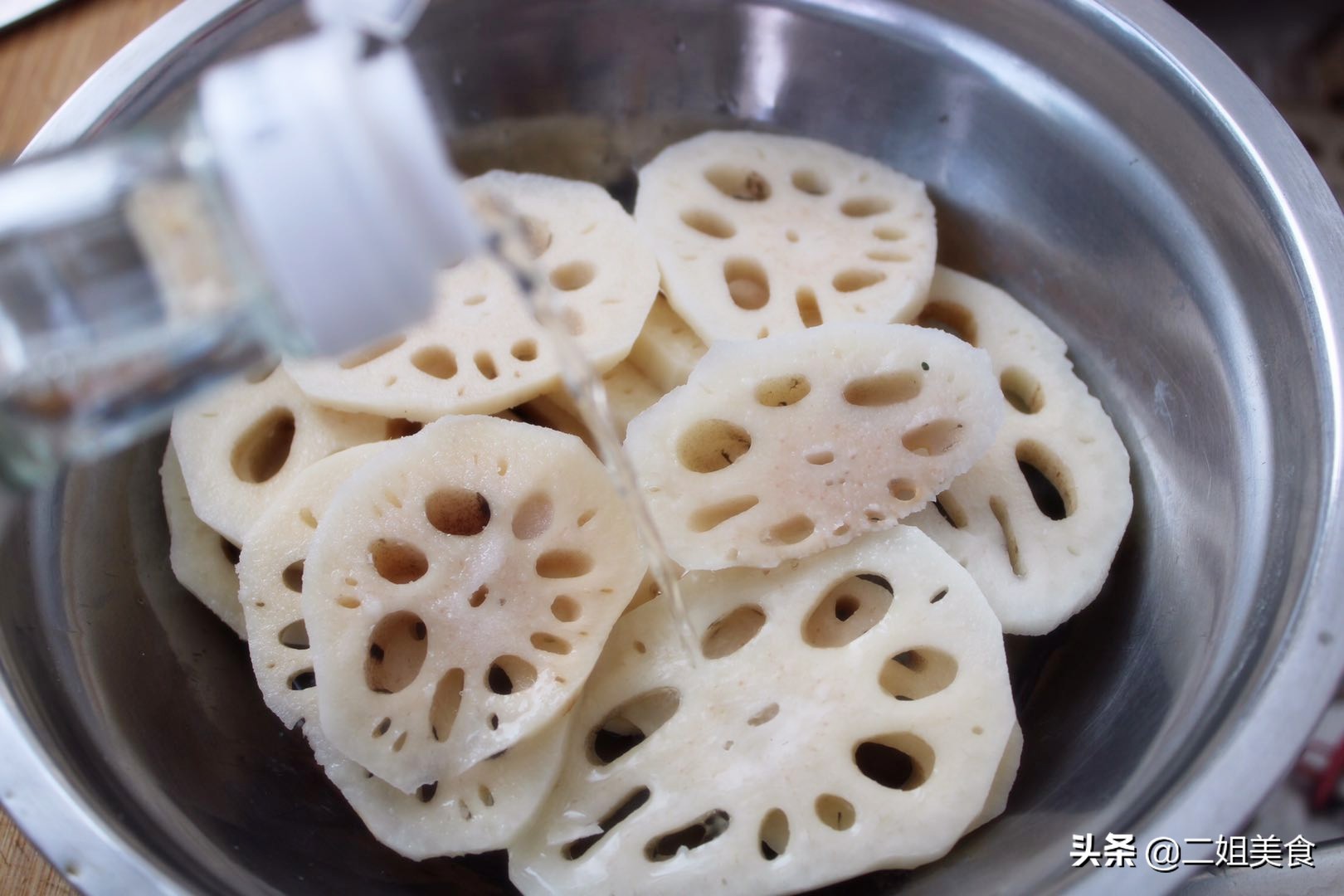 不切开莲藕怎样清洗莲藕里的泥,莲藕怎么清洗才能吃得放心