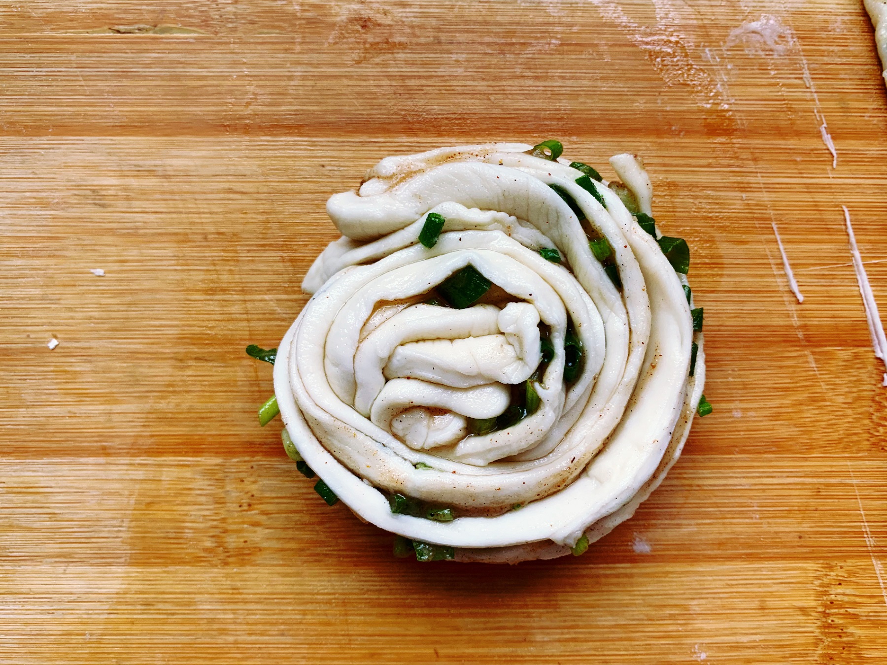 葱花千层盘丝饼,葱油千层饼加鸡蛋