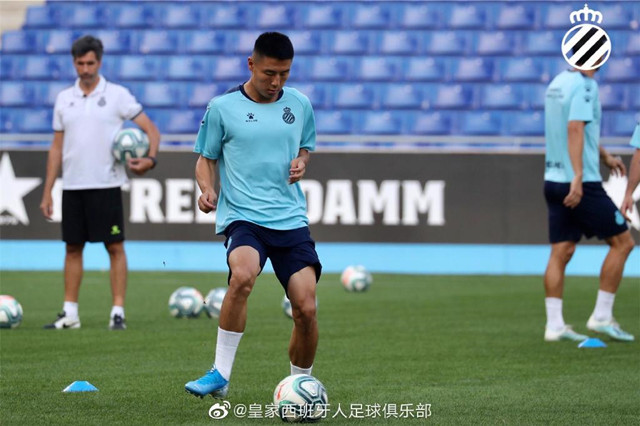 武磊和西班牙人球迷庆祝,武磊和国安球迷鼓掌