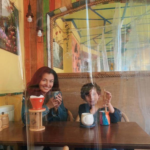 日子难熬,英国老板为重开咖啡馆,店内加装透明塑料帘子做隔断