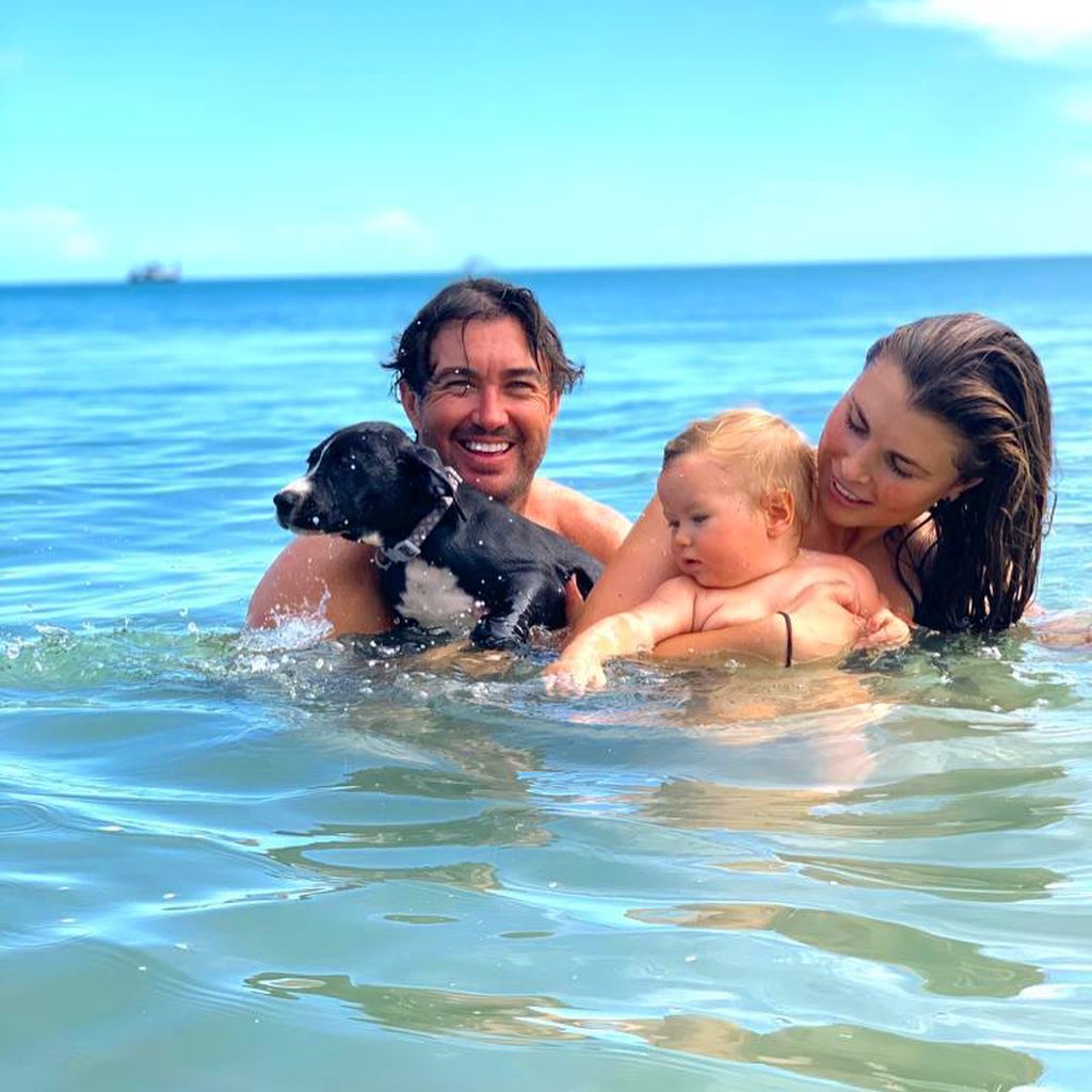 澳洲狂野早教：2岁娃单挑巨蟒，爸爸在一旁指点加油，这？