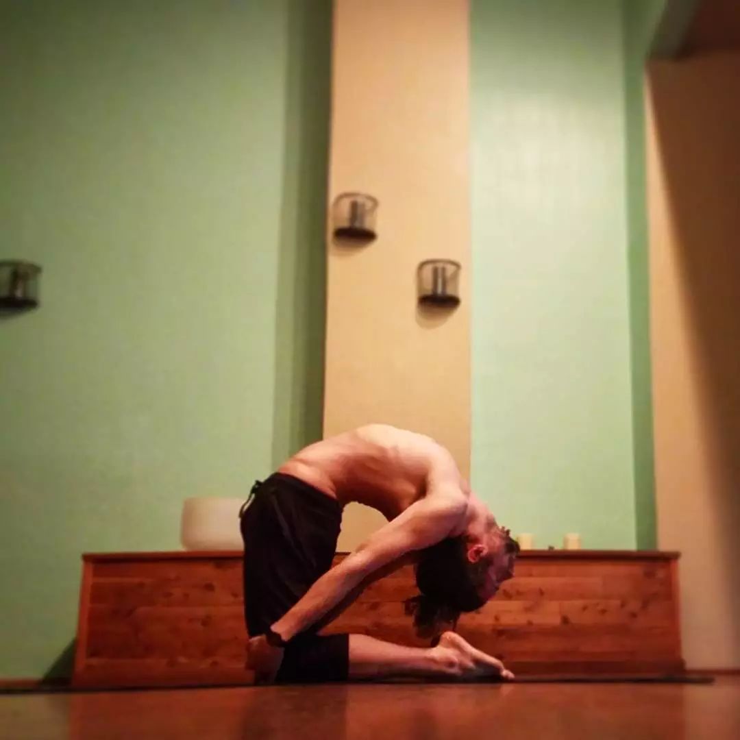 把厚外套穿了个遍,还是冻手冻脚,还差这些体式让身体“热”起来