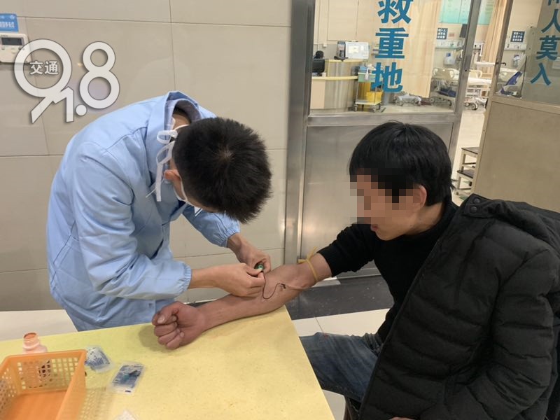 “你嘴上红印子怎么解释?!”浙江高速上他质问眼前男子