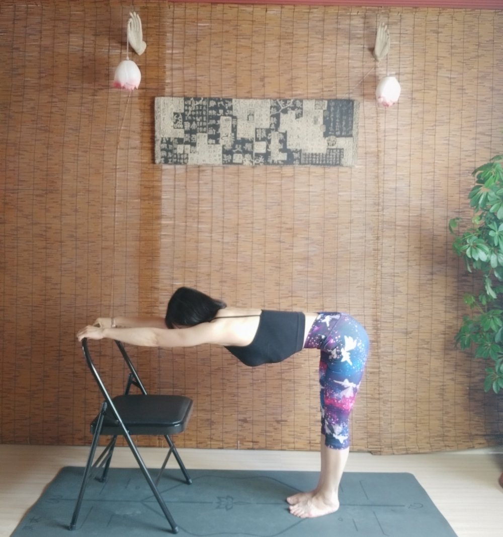 办公室放松肩颈的瑜伽动作,办公室瑜伽体式推荐