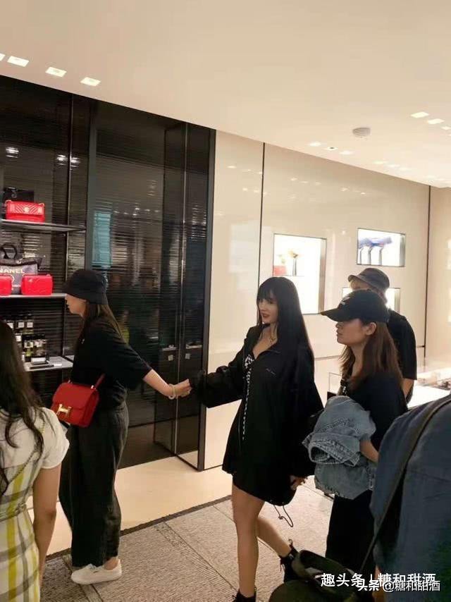 杨幂金色连衣吊带裙,杨幂穿同款蓝色修身裙美照