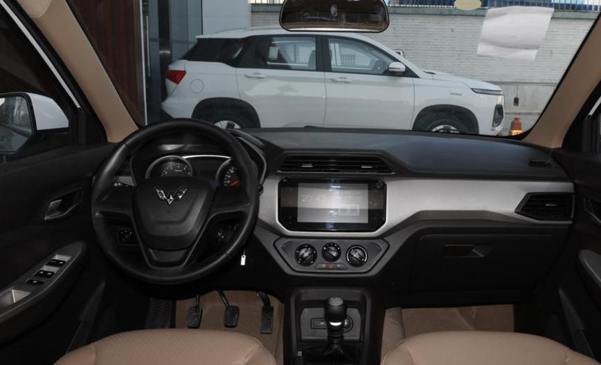 五菱宏光神车拉人,既能载人又能拉货的五菱车