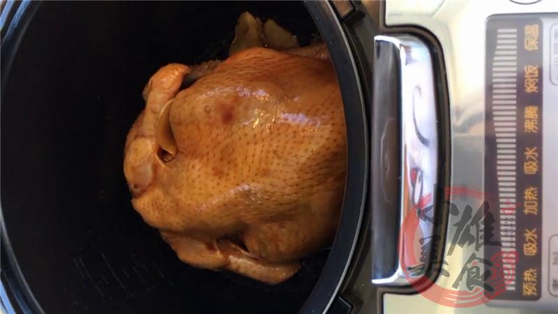 媳妇教我把一整只鸡放进电饭锅,不用放水,出锅后一家人流口水