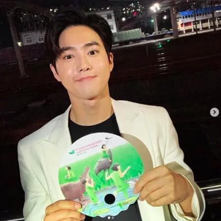 粉丝偶遇EXO队长想要签名没带笔,Suho耐心等待被赞暖心