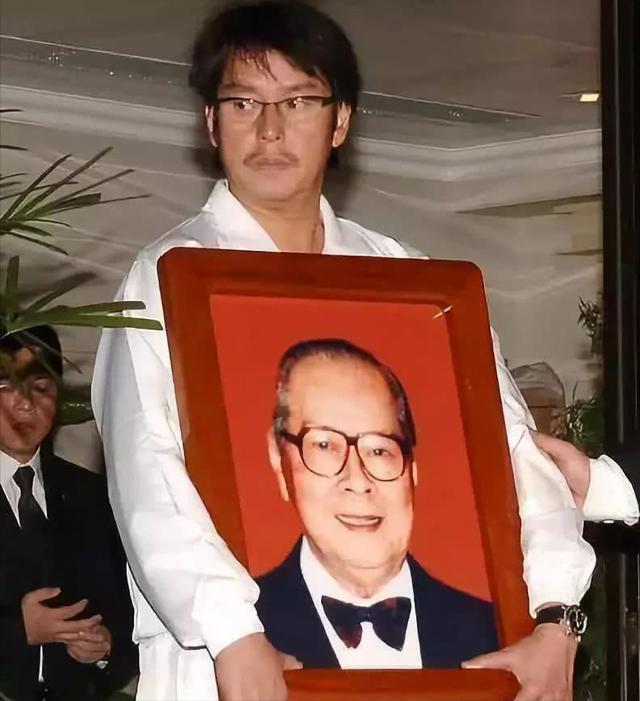 谭咏麟和他的妻子有儿子吗,谭咏麟的两位妻子及孩子