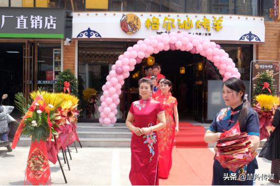 这家烤羊店太火了,襄阳流动烤全羊