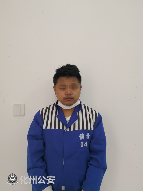 售卖口罩女的被抓,戴口罩女子被抓