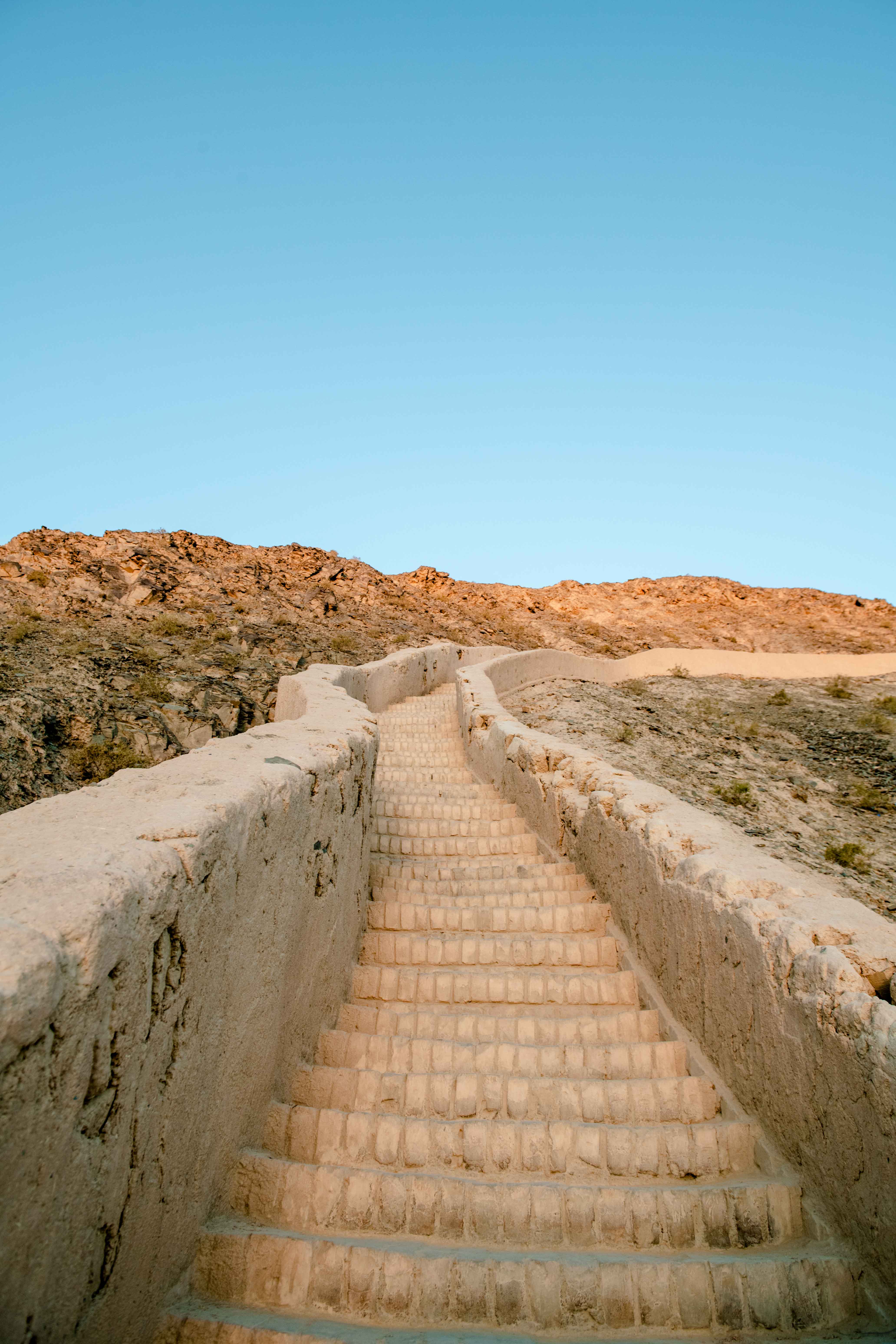 中国最难爬的悬崖,攀登最难爬的长城图