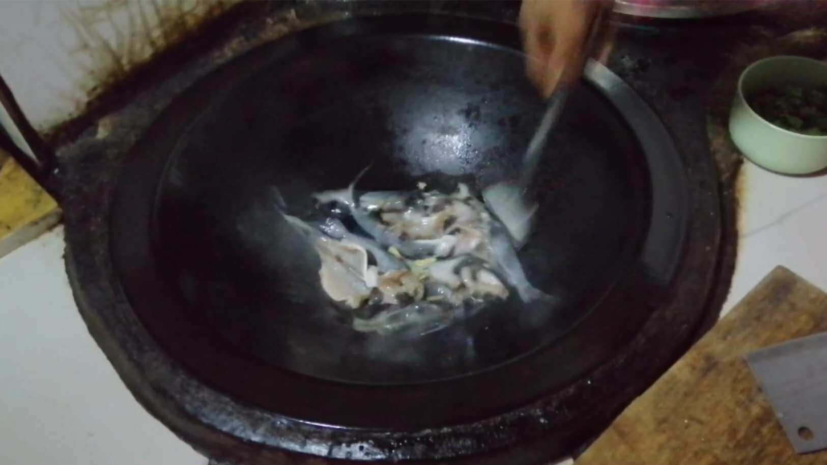 农村老爸用蚯蚓钓了一堆黄颡鱼，看他如何快速去除昂刺鱼土腥味？