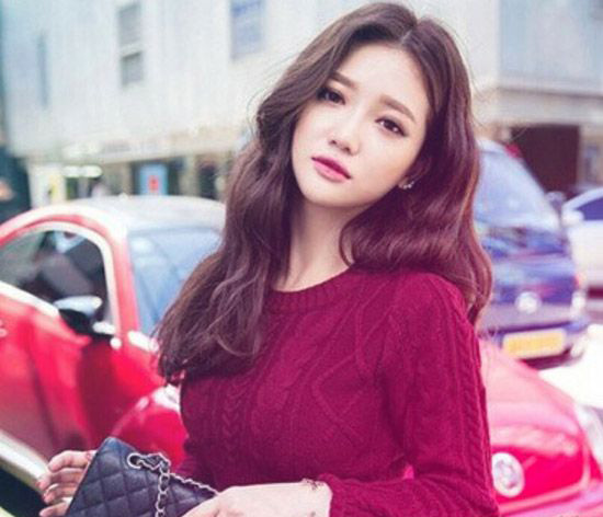 圆脸男生中分烫头发型简单易打理,圆脸中长款卷发发型推荐