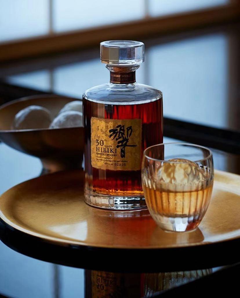 30000元一瓶的響威士忌,收藏还是喝掉?网友:我买酒就是用来摆