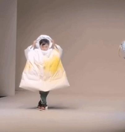 小孩父母双亡担起养家的重担,小小年纪就要扛起养家的重担