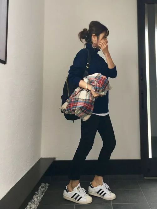 GU的衣服,藏青色u型显瘦上衣