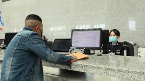 驾驶证丢了逾期未审验,驾驶证丢失长时间不补办会吊销么