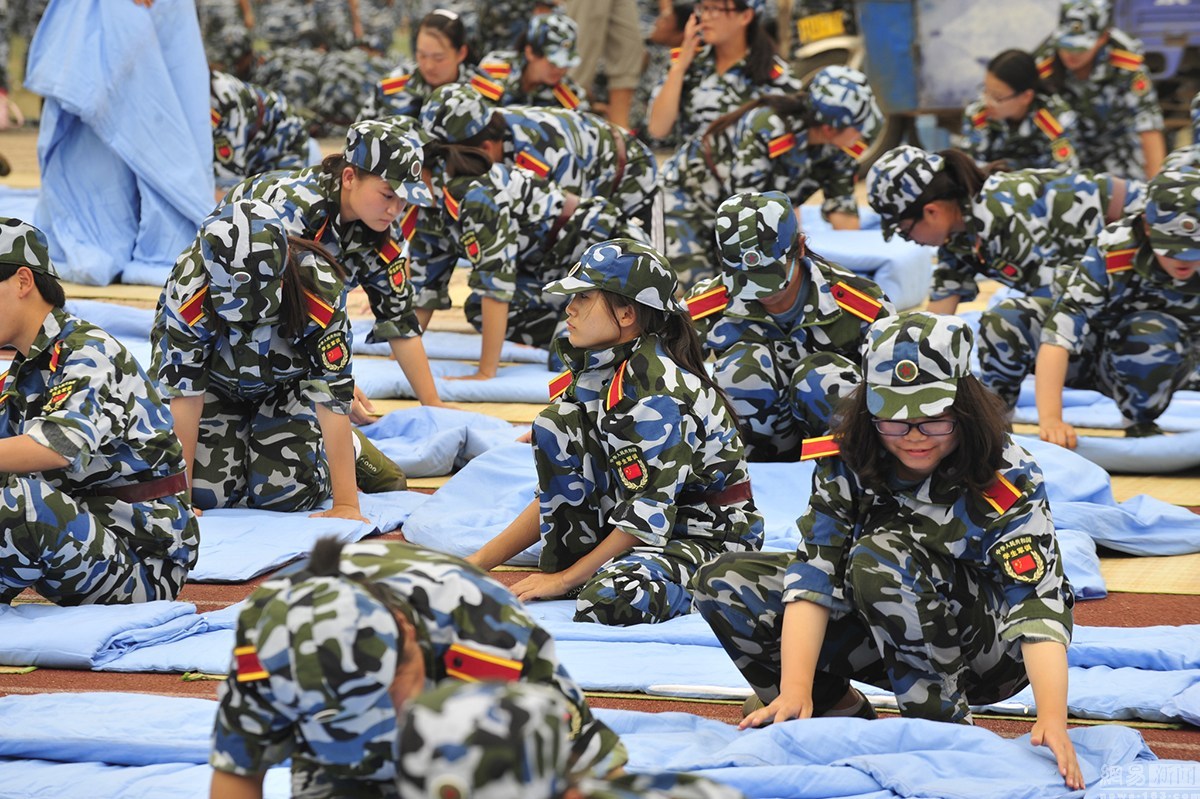 大一开学被子自己带还是在学校买,大学新生被子自己带还是在学校买