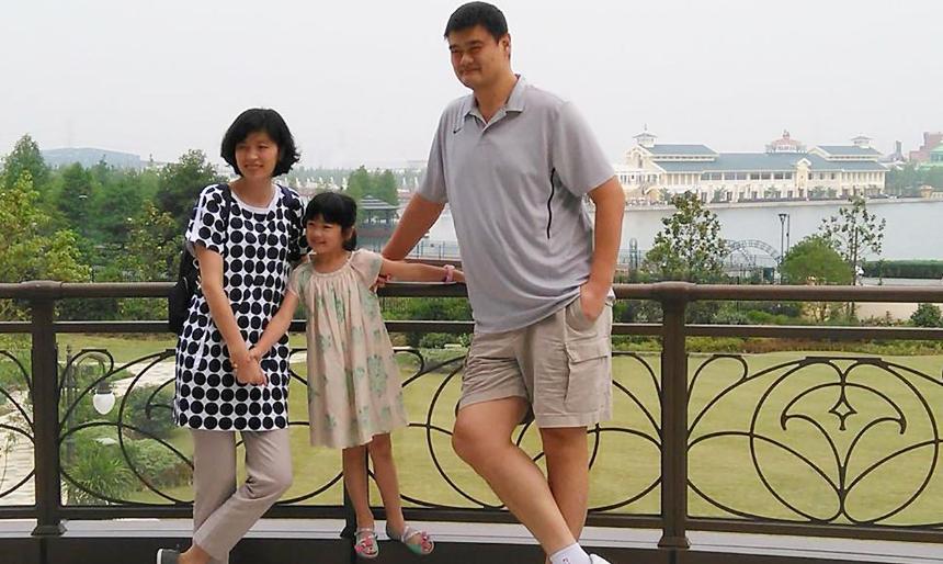 姚明与女儿姚沁蕾最近打球视频,姚明携女儿姚沁蕾打球走红网络