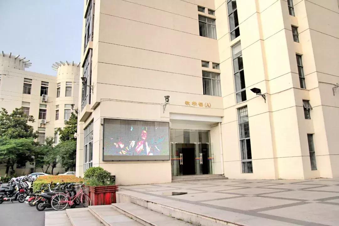武昌这所低调的大学坐拥一线江景,教学楼窗外就是黄鹤楼
