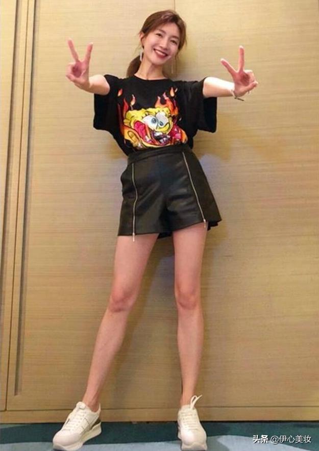 小白鞋甜美可爱穿搭,夏季百搭小白鞋get正确穿搭方式