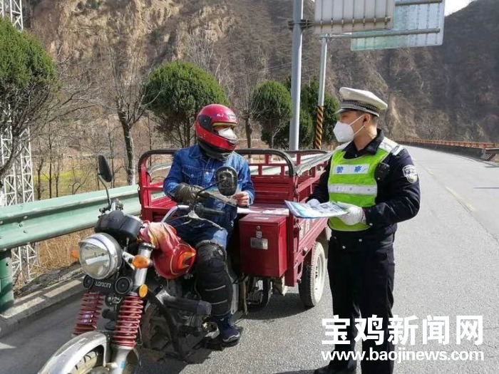 交警交通安全宣传提示,交巡警大队开展交通安全知识宣传