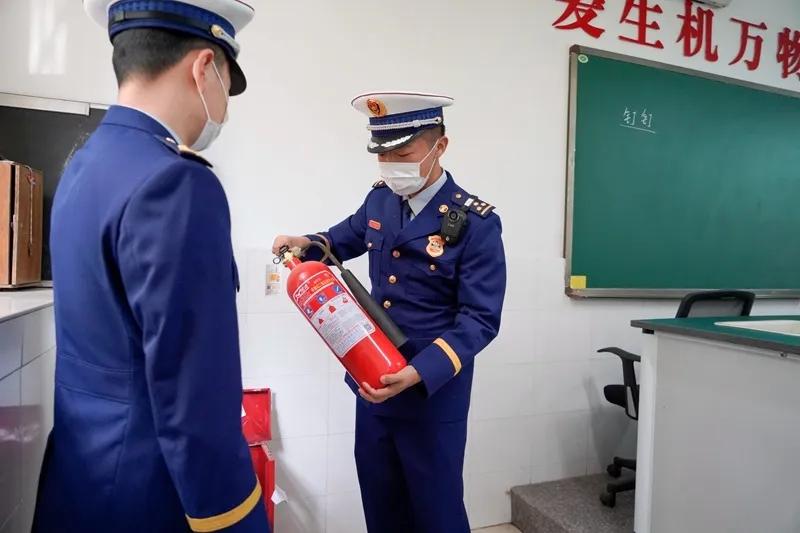 消防大队开展学校消防安全大排查,公安局到我校开展消防安全大检查