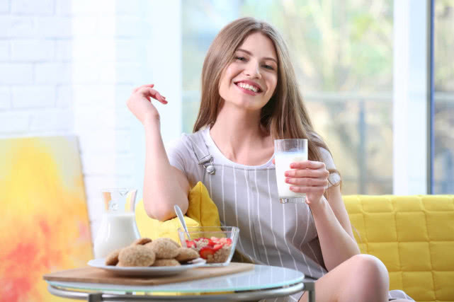 女生来月经来了一个多月怎么回事,女生来月经有血块正常吗