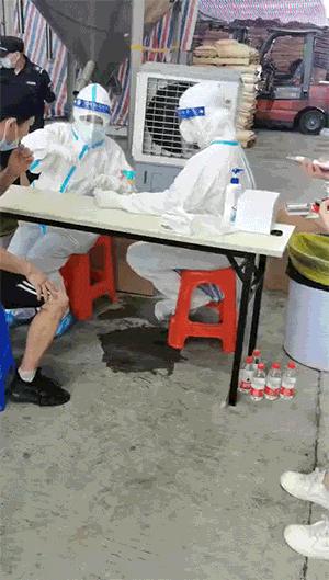 穿恨天高坐地铁的社死现场,两位男士都不忍看这次“崴脚表演”