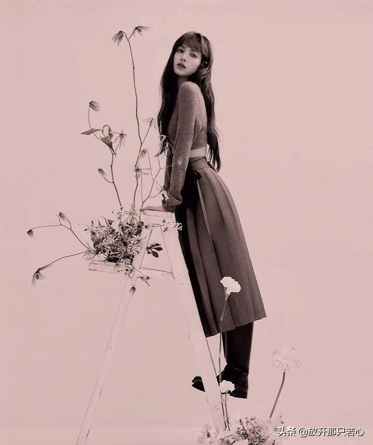 lisa登上时尚芭莎封面,lisa杂志芭莎封面