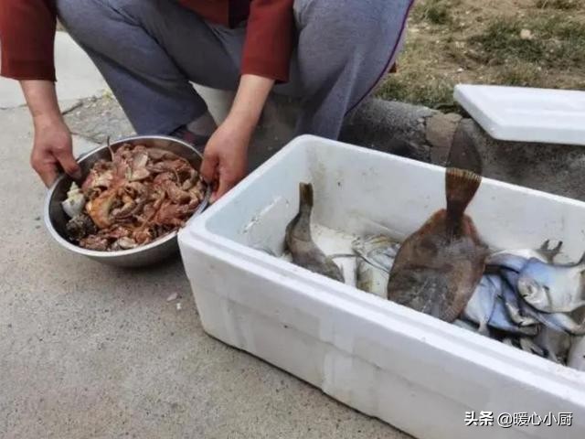 50岁大妈在街上买10元3斤野鱼,老人家路边卖鱼一斤35元