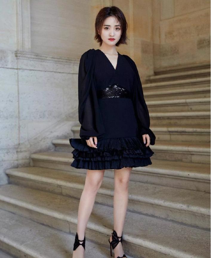 大佬力捧多年没火，“人间富贵花”如今居然凭借几套衣服出圈了？